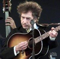 Колекционер брои половин милион долара за китара на Боб Дилън
