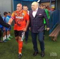 ПРЕДИ МИНУТИ! Премиерът Борисов поведе „тигрите“ срещу Нефтохимик за Купата при ветераните (СНИМКИ)