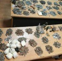 Митничари на Лесово спипаха над 11 хиляди старинни монети, пръстени и фигурки