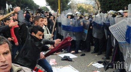 сблъсъци протестиращи полиция тирана