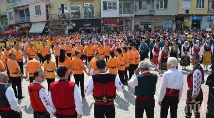 хиляда розоберачи казанлък излязоха шествие време фестивала розата снимки