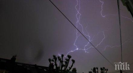 мълния удари системата зареждане самолети летище станстед снимки