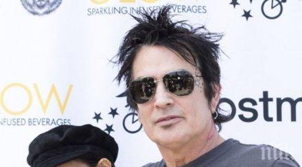 луда глава томи лий ожени халат съпруга барабаниста мотли крю снимки