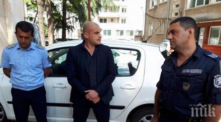 инцидент пътя баща абитуриент нападна полицай скъса униформата