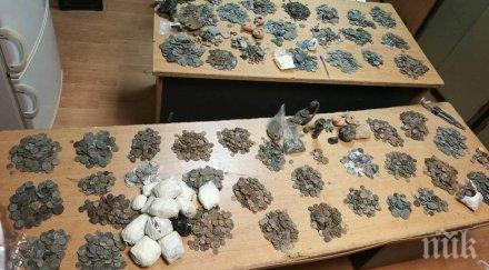 митничари лесово спипаха хиляди старинни монети пръстени фигурки