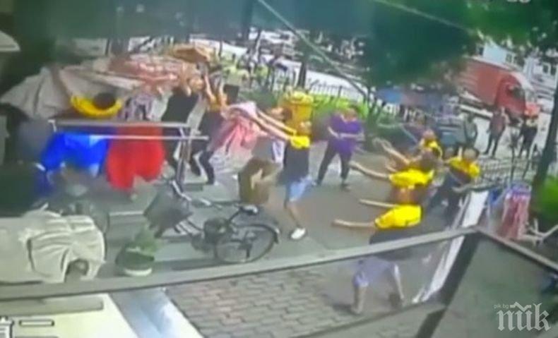 Куриоз! Куриери спасиха момче, което падна от шестия етаж в Китай