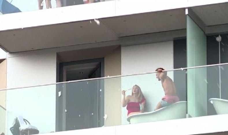 Екстравагантно! Хотел в Дюселдорф предлага на клиентите си ... вана на балкона

 