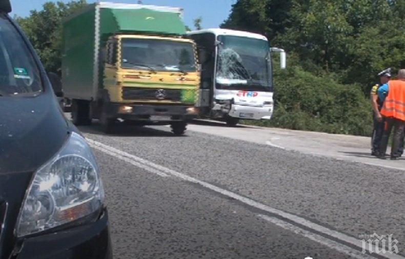 Тежка катастрофа на пътя Русе-Бяла, автобус се вряза в две коли