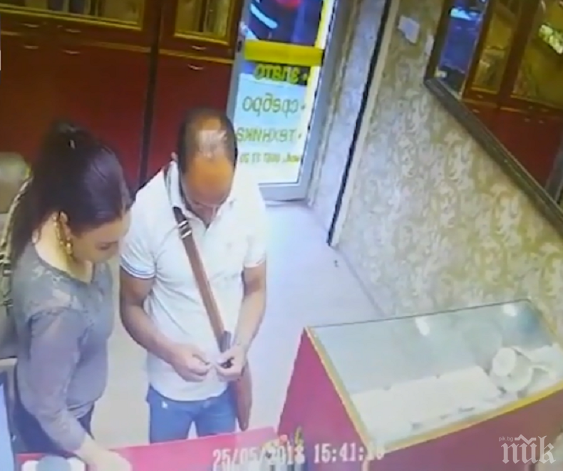 БЪРЗИ РЪЦЕ! Мошеници свиха гривна за 900 лв. от бижутерия