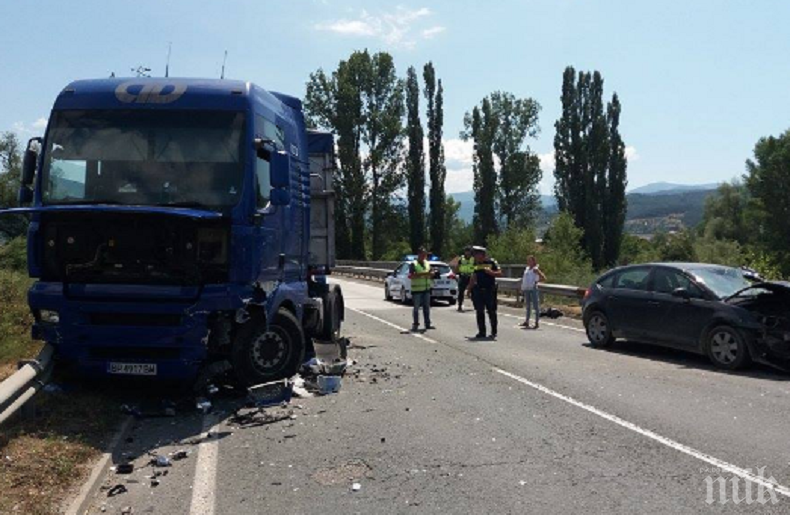 НОВО МЕЛЕ! Две коли и ТИР се сблъскаха в Пловдивско