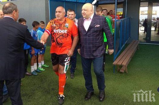 ПРЕДИ МИНУТИ! Премиерът Борисов поведе „тигрите“ срещу Нефтохимик за Купата при ветераните (СНИМКИ)