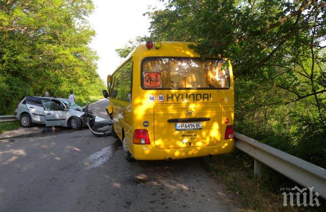 24-годишна шофьорка е забила колата си в училищния автобус