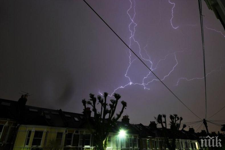 Мълния удари системата за зареждане на самолети на летище Станстед (СНИМКИ)