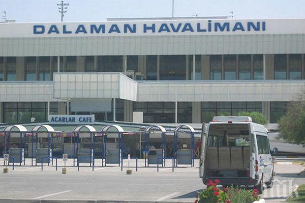 Британски пасажер падна от самолет на турско летище и загина