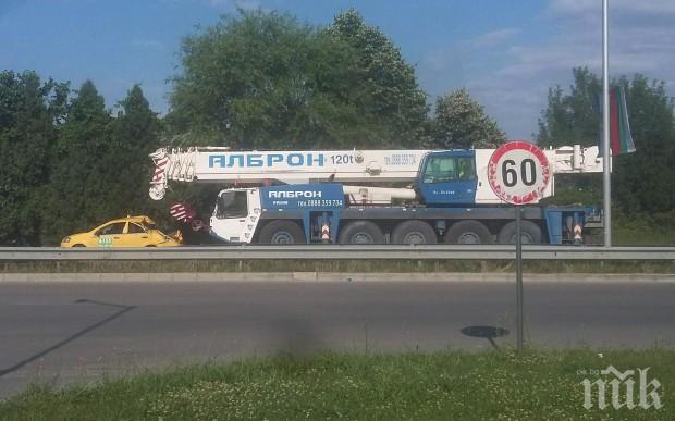 НЕЛЕП ИНЦИДЕНТ! Кран се вряза в такси, по чудо няма жертви 