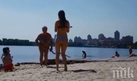 УНИКАЛНО! Баба подпука с пръчка непослушни мацки (ВИДЕО)