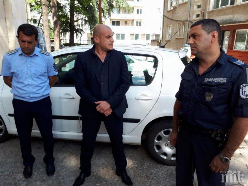 СЛЕД ИНЦИДЕНТ НА ПЪТЯ! Баща на абитуриент нападна полицай, скъса униформата му 