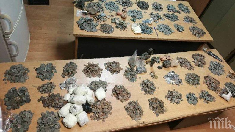 Митничари на Лесово спипаха над 11 хиляди старинни монети, пръстени и фигурки