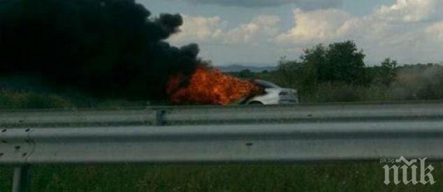 НОВ УЖАС НА ТРАКИЯ! Кола пламна насред шосето между Пловдив и Пазарджик