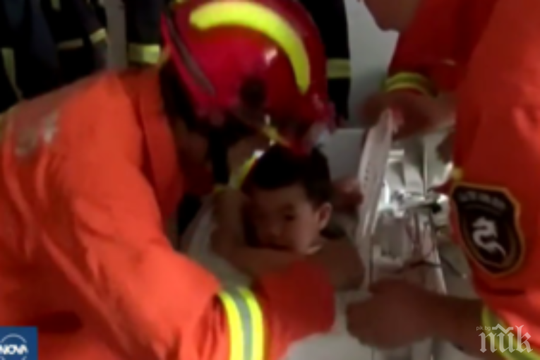 Китайче заседна в пералнята, 8 пожарникари го вадиха близо час