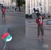 ГНУСНА ГАВРА! Мъж гори и уринира върху българското знаме в центъра на София (ШОКИРАЩО ВИДЕО)