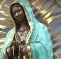 СЕНЗАЦИОННО ВИДЕО! Статуя на Света Богородица заплака! Сълзите са с аромат на цветя, Ватикана проучва чудото