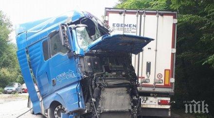 водачът циментовоза катастрофирал витиня приет реанимация фрактури крайниците снимки