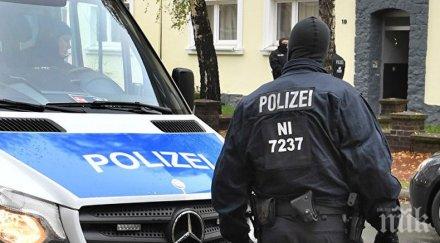 двама ранени атака нож влак германия