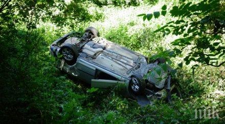 страховит инцидент младежи оцеляха чудо полет метрова пропаст