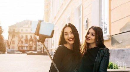 мълния удари две момичета правещи селфи