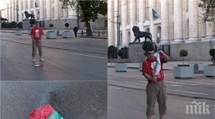 гнусна гавра мъж гори уринира българското знаме центъра софия шокиращо видео