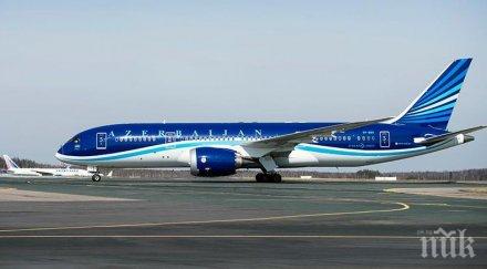 азербайджански пътнически самолет върна принудително истанбул сблъсък птица