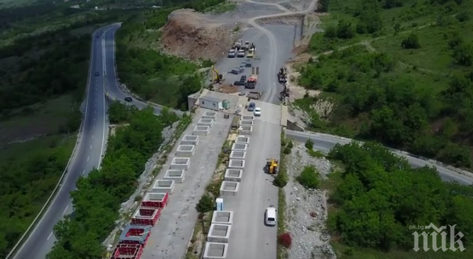 УНИКАЛНИ КАДРИ! Вижте грандиозното строителство на магистрала Хемус, заснето с дрон (ВИДЕО/СНИМКА)