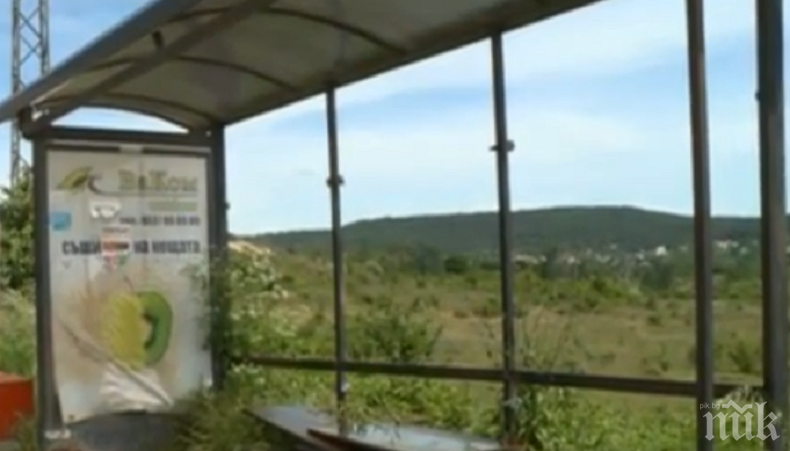 На прага на летния сезон: Варна посреща туристите с разбити спирки