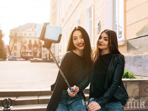 Мълния удари две момичета, правещи си селфи 