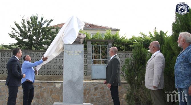 Откриха паметник на Христо Ботев в Несебър