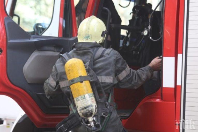 Пожар изпепели ремарке на камион с перилни препарати на пътя между Тополовград и Хармални (СНИМКИ)