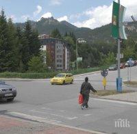 Дядо помете майка с дете на пешеходна пътека в Смолян