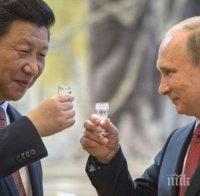 КУЛТОВО! Путин черпил китайския си колега с водка, мезили салам