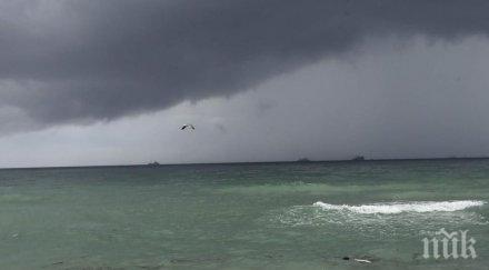 облаци надвисват морето дъжд гръмотевици прецакват плажа подранилите летовници
