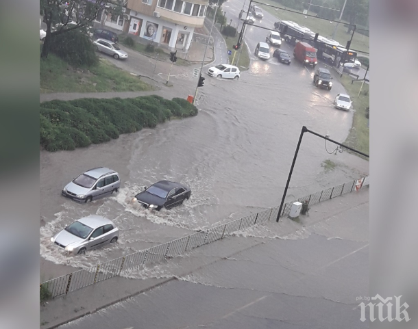 Порой наводни улици във Варна (ВИДЕО)