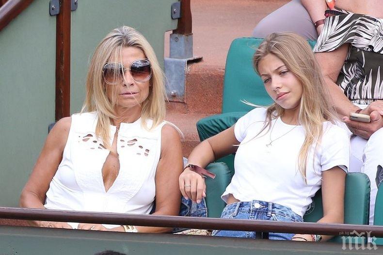 СВЕТСКИ ДЕБЮТ! 15-годишната дъщеря на Жан-Пол Белмондо очарова с красота на Ролан Гарос (СНИМКИ)