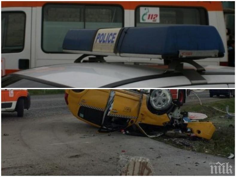 ИЗВЪНРЕДНО! Таксиметров шофьор загина на място след зверска катастрофа (СНИМКИ)
