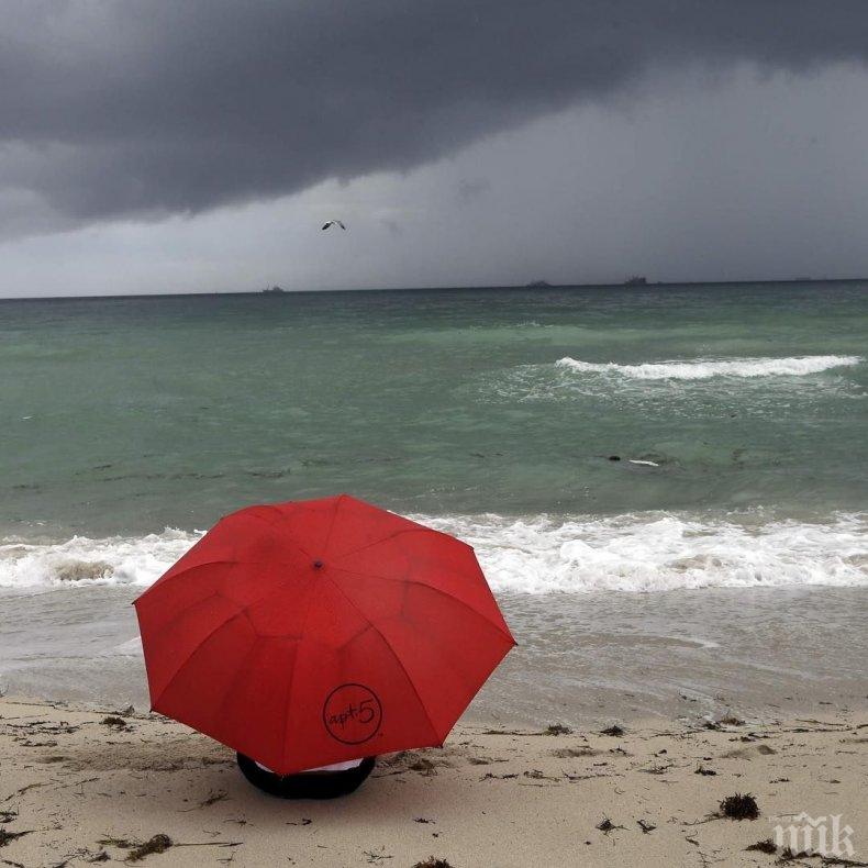 ОБЛАЦИ НАДВИСВАТ НАД МОРЕТО! Дъжд и гръмотевици прецакват плажа на подранилите летовници 