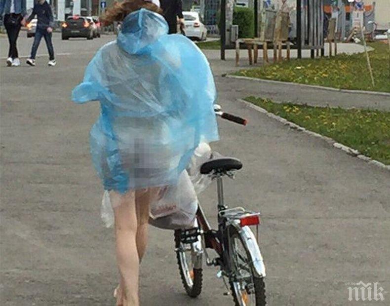 ШОК НА УЛИЦАТА! Гола девойка подкара колело посред бял ден (СНИМКИ 18+)