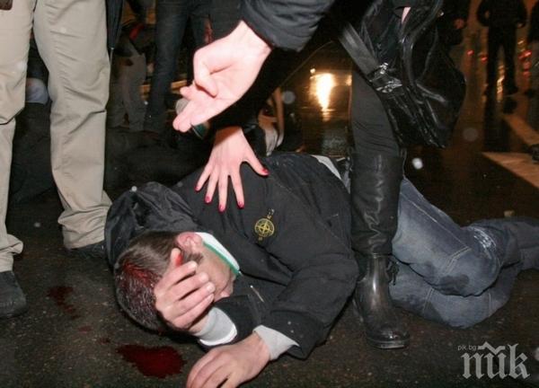 Банда тийнейджъри нападнаха младеж посред нощ и го пребиха с метални палки