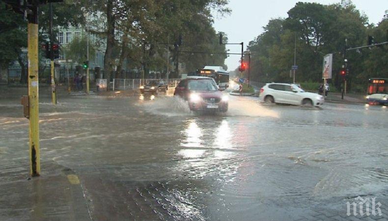 АПЕЛ! При бедствия като потопа във Варна, не излизайте с колите си