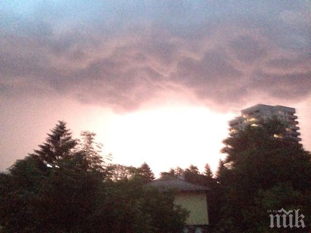  БУРИ И ГРАДУШКИ В СРЯДА! Небето праща гръмотевици и дъжд следобед