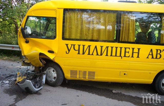 ПЪЛНО БЕЗХАБЕРИЕ! Училищни автобуси возят децата със спукани стъкла и нацепени спирачни маркучи