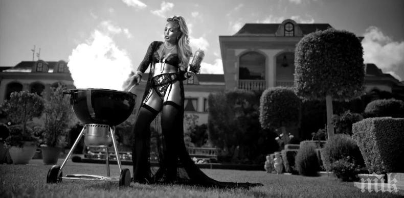 ЛАТИНО ДИВА! Джей Ло с диаманти за $ 4.5 млн. долара в новото ВИДЕО! Вижте я как пече пържоли по жартиери